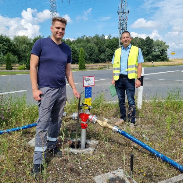 Wasser marsch: Stadtwerke Mitarbeiter Marc Schieck (links) hat heute an einem von insgesamt neun Teststandorten die Aufsicht. Prokurist Jörg Mikus koordiniert das Ganze. - © Yannick Sonntag