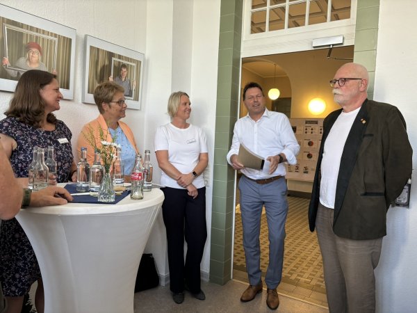 Stephanie Kleine, Sabine Beine, Sonja Wagner, Frank Hilker und Rolf Schnülle (von links) begrüßen die Gäste und würdigen die Arbeit der Beratungsstelle.
Bildquelle: - © EUTB Beratungsstelle Lippe