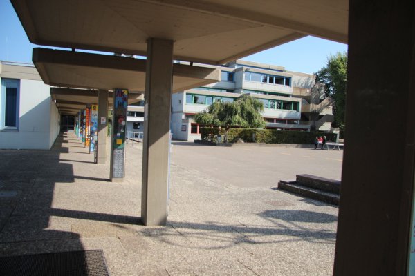 Die Realschule in Lemgo. „Guter Hybrid-Unterricht braucht Vorlauf", sagt die Schulleiterin Dorit Meier. - © Katrin Kantelberg