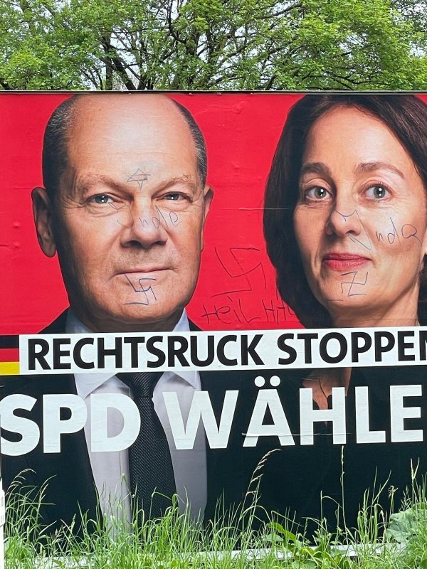 Immer wieder ärgerlich: Beschmierte Plakate - hier eines der SPD in Lippe. - © SPD Lippe