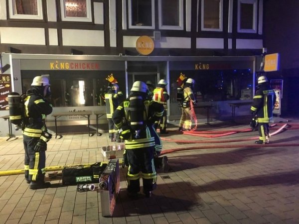 Das Haus ist nach dem Brand weiter bewohnbar, der Imbissbetrieb jedoch stark beschädigt worden. - © Freiwillige Feuerwehr Bad Salzuflen