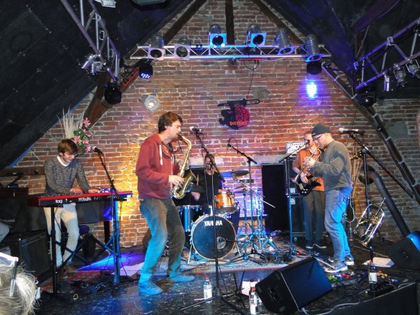 Georg am Saxophon und Elmar an der Trompete liefern im ausgefeilten musikalischen Zwiegespräch die Jazz-typischen Instrumentalpassagen zwischen den Gesangsteilen der Songs. Ihre Soli zeugen von artistischer Beherrschung ihrer Instrumente. (Foto: Hajo Gärtner) - © Hajo Gärtner