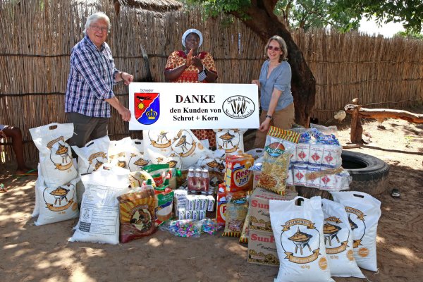 Sabine und Schmitz übergeben Lebensmittel, die durch die Spenden der Kunden des Bioladens "Schrot + Korn" finanziert werden konnten. - © Namibia-Hilfe EWF