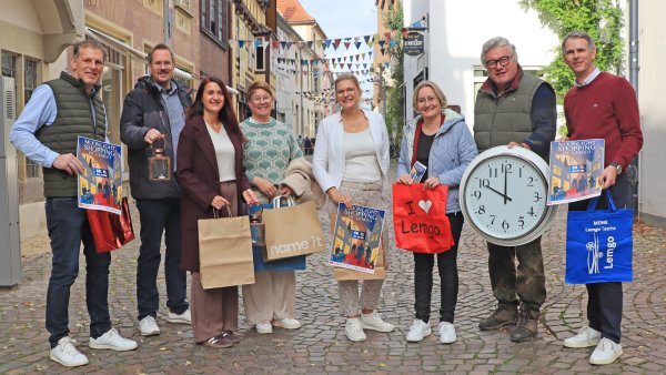Jens Klusmeier (Lippische Landesbrandversicherung), Heiko Marx (Lemgo Marketing), Maren Staczan (Lemgo Marketing), Dörte Bödeker (Einzelhandel), Rabea Kruel (Lemgo Marketing), Bärbel Knollmann (Sparkasse Lemgo), Friedhelm Begemann (Gutshof Brennerei Begatal) und Christoph Vieregge (Lemgo Marketing) freuen sich auf den Abend. - © Bildrechte: Lemgo Marketing