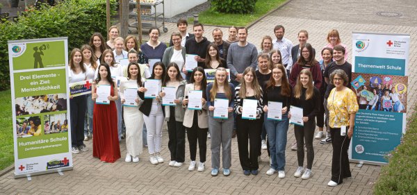 25 Schulen aus Westfalen-Lippe, darunter die Realschule Augustdorf, sind in Münster vom Jugendrotkreuz als "Humanitäre Schule" ausgezeichnet worden. - © DRK