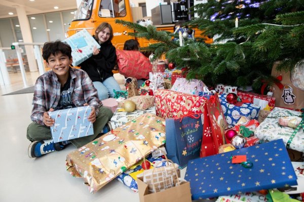 Die Freude bei Ahmmed und Eva ist groß: Die beiden holen die Geschenke stellvertretend für alle Kinder und Jugendlichen der St.-Elisabeth-Stiftung ab. - © Weidmüller