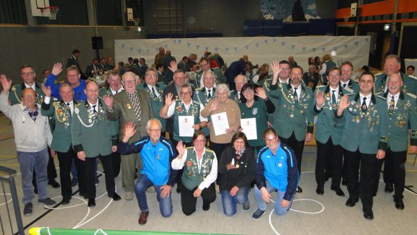 Gewählte, Geehrte und Jubilare grüßen von der Generalversammlung. - © Hajo Gärtner