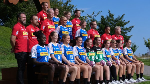 Das HSG-Team: (o.v.l.) Lando Schwekendiek (Athletiktrainer), Ona Vegué, Alexia Hauf, Jörg Michalewicz (Neuroathletik-Trainer), (Mitte von links) Jan-Henning Himborn (Geschäftsführer), Oliver Lippert (Mannschaftsverantwortlicher), Dr. med. Patrick Dißmann (Mannschaftsarzt), Judith Tietjen, Laura Rüffieux, Steffen Birkner (Cheftrainer), Fabian Reinsberger (Physiotherapeut), Ronny Krüger (Torwarttrainer) sowie (u.v.l.) Laetitia Quist, Nieke Kühne, Maxi Mühlner, Díana Dögg Magnúsdóttir, Melanie Veith, Zoe Ludwig, Ida Hoberg, Lisa Frey, Amber Verbraeken und Andrea Jacobsen. Es fehlt: Malina Marie Michalczik. - © HSG Blomberg-Lippe