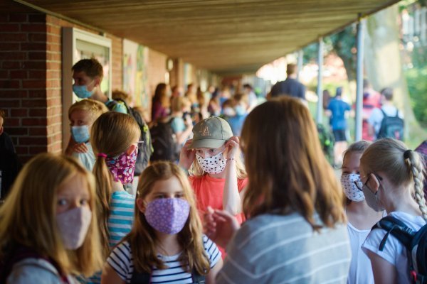 Zwei Coronafälle an Grundschulen in Detmold - © Gregor Fischer/dpa