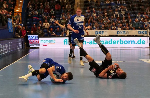 Das ist Behauptungswille: Lukas Zerbe lässt sich auch von einem Foul von Lutz Heiny nicht stoppen, lässt den Ball nicht los und fetzt im nächsten Moment wieder dem Erlanger Tor entgegen. - © Jörg Hagemann