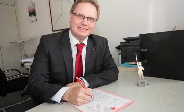 Der SPD-Landtagsabgeordnete Dennis Maelzer unterschreibt den Brief an Bundesfamilienministerin Lisa Paus. - © Patrick Bockwinkel