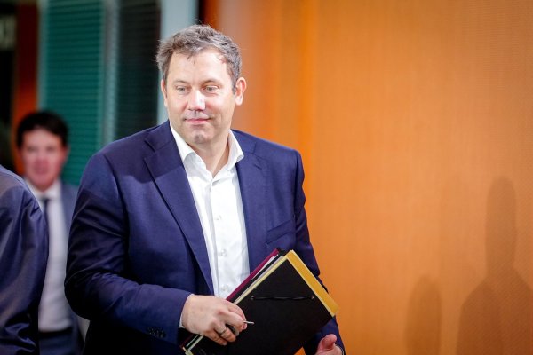 Lars Klingbeil ist Bundesminister der Finanzen, Vizekanzler sowie SPD-Bundesvorsitzender – und stellt sich der SPD Ende Juni zur Wiederwahl. - © Kay Nietfeld/dpa