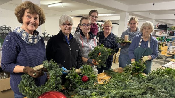 Elisabeth Klatt, Heike Koch, Birgit Ogieniewski, Isabell Kraft, Lida Meier, Judith Sdrinka sowie SabineJanitschke (von links) gehören zum Kreativ-Team für den Grünauer Basar. - © Sandra Castrup
