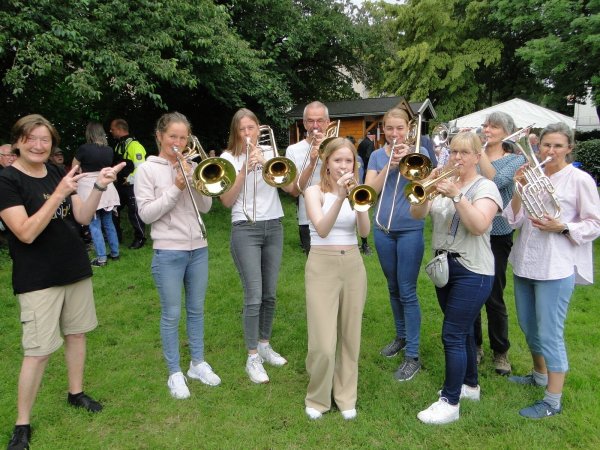 Eva Kauer (links) kann sich auf ihren Posaunenchor verlassen. Das Ensemble: Birgit Kochsiek, Astrid Kampmeier, Ulrich Weber, Mona Schack, Annalena Krause, Andrea Kästner, Almut Krüger und Sandra Juffernholz (Foto: Hajo Gärtner) - © Hajo Gärtner