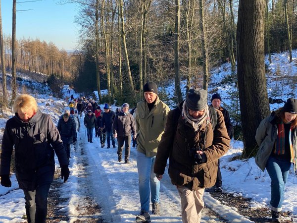 Spaziergänger demonstrieren gegen Windkraftanlagen im Wald auf der Egge und im Teutoburger Wald. - © Nationalparkfreunde OWL/Aktionsgruppe Leopoldstal