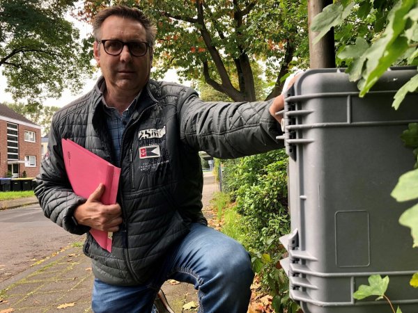 Thomas Bürth steht an der Polizeiwache an einem Kasten, in dem sich ein „BLIDS"-System verbirgt. - © Sven Kienscherf