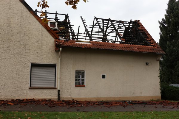 Die Ruine des Hauses kurz nach dem Brand Ende November 2022. Damals konnten die Brandermittler das Gebäude noch nciht betreten. - © Janet König