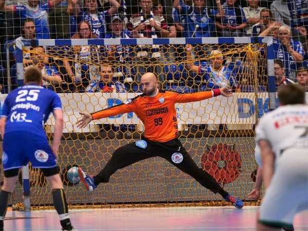 Viel fehlte nicht und Urh Kastelic hätte den finalen Siebenmeter gegen Leipzig noch abgewehrt. Foto: Jörg Hagemann - © Jörg Hagemann