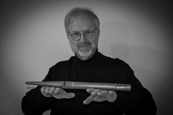 Organist Michael Schmidt mit einer Orgelpfeife. - © Bildrechte: Michael Schmidt