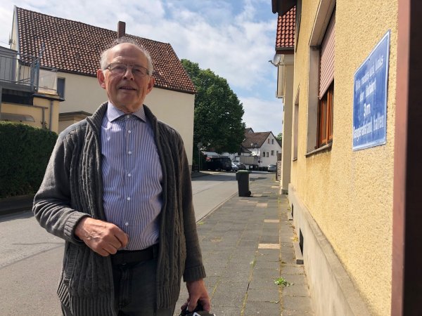 Reinhold Allert steht in der Aechternstraße. Er vermietet das hinter ihm zu sehende Haus auf der linken Seite. Gegenüber habe er immer geparkt, doch das ist jetzt nicht mehr erlaubt. - © Sven Kienscherf