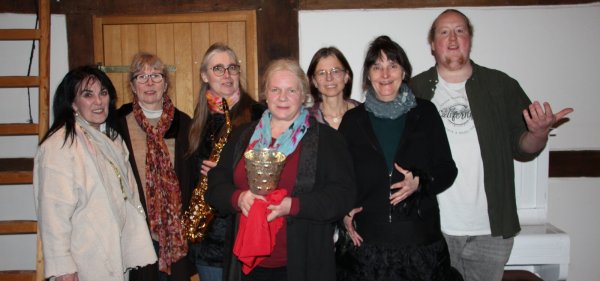 Die "Wortakrobaten" Renate Langner-Mädel (von links), Ariane Höpker, Claudia Kosakewitsch, Sylvia Frevert, Susanne Schirmer, Ricarda Koch und Maurice Schröer erzählen Geschichten und helfen damit dem Verein "Tiere im Dorf". Am heutigen Samstag, 22. März, wiederholen sie die Veranstaltung in Kalletal zugunsten des Tierheims Franziskushof. - © Reinhold Sölter