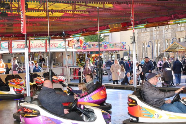 Der Autoscooter sorgt mitten auf dem Marktplatz für Kirmes-Spaß bei Jung und Alt. Foto: Sandra Castrup - © Sandra Castrup (LZ)