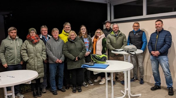 Besuch im Freibad: (von links) Sören Birth (FBI-Kassenwart), Anika Jedlicka (CDU-Ratsmitglied, Geschäftsführerin CDU-Fraktion), Rudi Stölting (CDU-Ratsmitglied), Bernhard Engelke (Sachkundiger Bürger CDU), Gerd Bicker (Ratsmitglied Bündnis 90/Die Grünen), Sandra Henjes-Winter (Sachkundige Bürgerin Die Grünen), Benita Henning (Sachkundige Bürgerin FDP), Monika Depner (SPD-Ortsverein Heiden), Markus Kahle (stellvertretender Vorsitzender SPD-Ortsverein Heiden), Oliver Müller (SPD-Ratsmitglied, Mitglied FBI), Frank Lükermann (2. FBI-Vorsitzender) und Mario Kias (1. FBI-Vorsitzender). - © Inge Dunkel