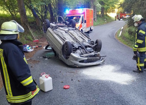 Eine Dörentruperin ist mit ihrem Peugeot auf der Niedermeiner Straße gegen einen Baum geprallt. Der Pkw kippte aufs Dach. - © Feuerwehr Kalletal