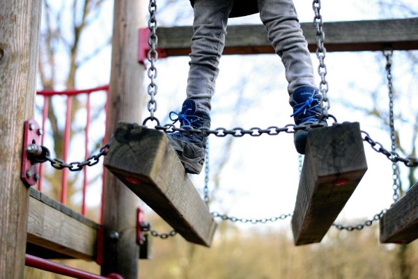 Ein Kind spielt auf einem Spielplatz – ein Ort, der für Familie S. aus Höxter zum Schauplatz eines Albtraums wurde. - © Pixabay / congerdesign