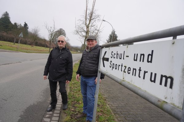 Die Sozialdemokraten Günther Borchard (links) und Thorsten Klatt van Eupen hoffen, dass die Tempo-30-Zone auf dem Feldeggerser Weg erweitert wird. Nicht zuletzt, weil viele Kinder in Richtung Schul- und Sportzentrum unterwegs sind. - © Michaela Weiße