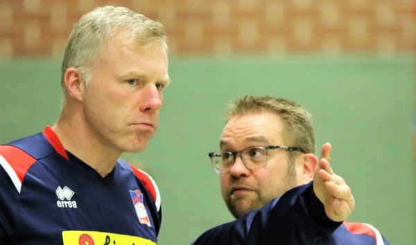 Steht in Metzingen in der Verantwortung: Blombergs Torwarttrainer Ronny Krüger (links), hier im Gespräch mit Cheftrainer Steffen Birkner. - © Oliver König