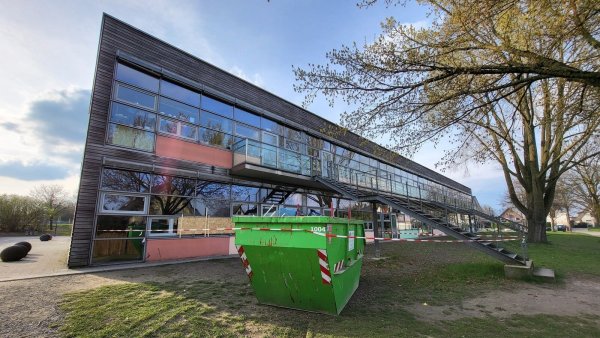Hier sind die Spuren des Brandes in der Grundschule Knetterheide noch sichtbar. Derzeit laufen die Aufräum- und Reinigungsarbeiten. - © Freya Köhring