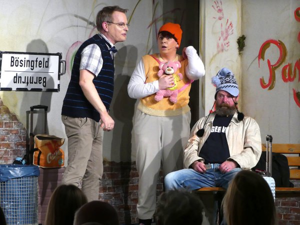 Der echte Psychopath (Kira Wallenstein, Mitte) mit dem Verschwörungstheoretiker Hubert (Ole Bösing, links) und Bahnhofsbewohner Reinhold (Dirk Schröder). - © Rudi Rudolph