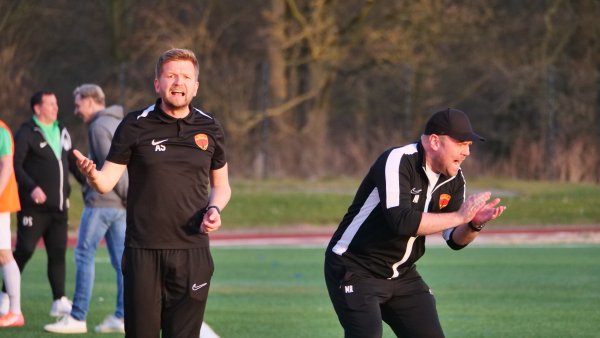Das Post-TSV-Trainer-Duo war nicht zufrieden: Andre Schröder (links) und Markus Rüschenpöhler litten beim 3:3 gegen TuS Lohe an der Seitenlinie mit. - © Jörg Hagemann