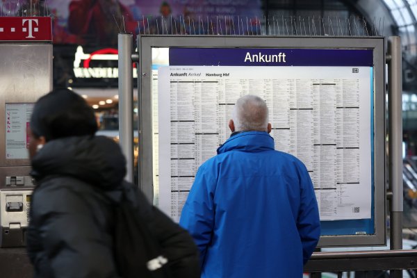 Ankünfte sind in einem Bahnhof in einem Aushang zu sehen. Die gelben Aushänge mit Abfahrten sollen vorerst noch bestehen bleiben. - © picture alliance/dpa