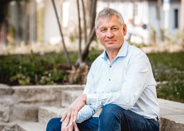 Als Unternehmer auf dem Bürgermeister-Sessel freut sich Frank Meier nach 100 Tagen im Amt über die Unterstützung der Mitarbeiter im Rathaus. - © dajana marlen fotografie