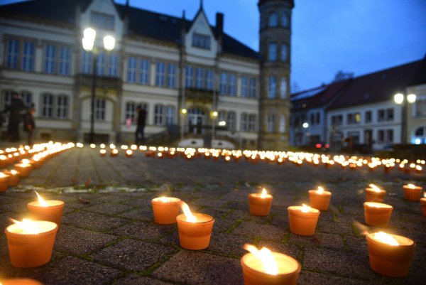Lichter als Zeichen der Hoffnung und der Solidarität. - © Nicole Ellerbrake
