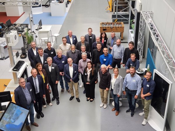 Die Teilnehmer der Informationsveranstaltung in der SmartFactoryOWL auf dem Innovation Campus in Lemgo. Hier wurden bereits ähnliche Konzepte erfolgreich umgesetzt, wie sie auch für das ZNDB angedacht sind. - © TH OWL