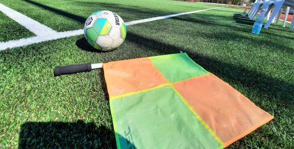 Der Ball und die Fahne bleiben - wie auf diesem Symbolbild zu sehen - am Spielfeldrand liegen: Eine C-Liga-Partie wurde abgebrochen. - © Oliver König