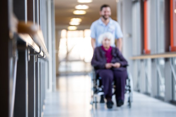 72 Prozent der Pflegeheime in Deutschland müssen schon jetzt Angebote einschränken. Das Problem wird sich in Zukunft noch verschärfen. - © picture alliance/dpa