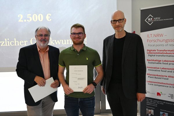 Professor Manfred Gareis, Student Jannik Nolte und Professor Jan Schneider, Leiter des Institutes for Life Science Technologies (ILT.NRW) (von links) bei der Preisverleihung. - © TH OWL