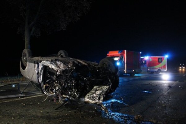 Ein Audi A4 liegt nach einem schweren Verkehrsunfall auf der 
Ostwestfalenstraße zwischen Bad Salzuflen und Lemgo auf dem Dach. Drei 
Menschen wurden dabei verletzt. - © Daniel Hobein/Feuerwehr Bad Salzuflen