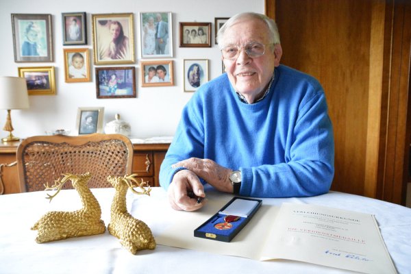 Heinz Risse (95) ist für seine vielen ehrenamtlichen Tätigkeiten ausgezeichnet worden, unter anderem im Jahr 2006 mit der Verdienstmedaille des Verdienstordens der Bundesrepublik Deutschland. Für ihn ist es selbstverständlich gewesen, sich für andere Menschen einzusetzen. - © Karin Prignitz