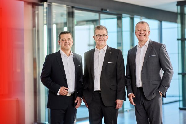 Vorstandsmitglied Andreas Trotz (von links), Vorstandsvorsitzender Arnd Paas und Vorstandsmitglied Achim Frohß freuen sich über ein gutes Jahresergebnis 2024 und blicken optimistisch in die Zukunft. - © Sparkasse Paderborn-Detmold-Höxter