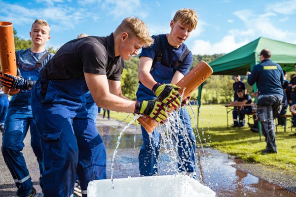 Jugendliche bei Spielen am Sonntag. Es gilt, möglichst viel Wasser von A nach B zu befördern. - © FreitagTV