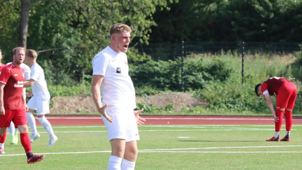 Julian Jobstmeier hat gerade das 1:0 für den Post-TSV Detmold erzielt. - © Sebastian Lucas