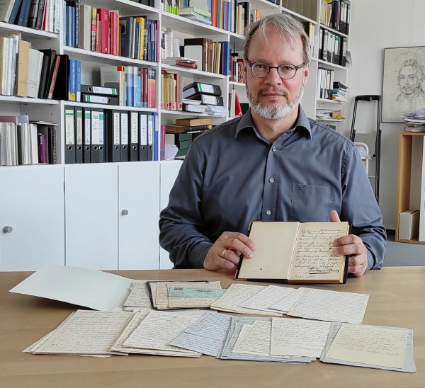 Dr. Eberhardt freut sich über die neu erworbenen Briefe der Malwida von Meysenbug. - © Landesverband Lippe