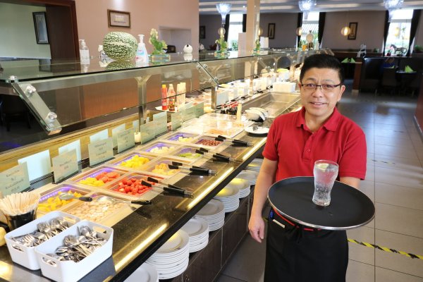 Dung Tran ist Mitarbeiter im chinesischen Restaurant "King's Garden" in Ehrsen. - © Alexandra Schaller