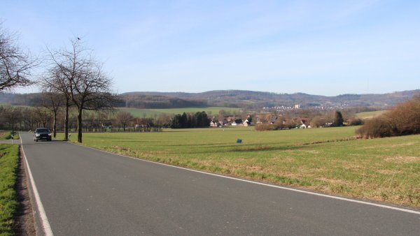 Die Hornoldendorfer Straße (K90) soll künftig über den Damm des neuen Hochwasserrückhaltebeckens führen, das im Tal der Wiembecke gebaut werden soll. Der Ortsteil (hinten im Bild) wäre dann vom Durchgangsverkehr entlastet. - © Jana Beckmann