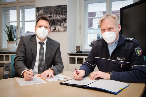 Bürgermeister Frank Hilker (links) und Wachleiter Dr. Matthias Wendtland unterzeichnen die Ordnungspartnerschaft im Detmolder Rathaus.  - © Stadt Detmold/Torben Gocke